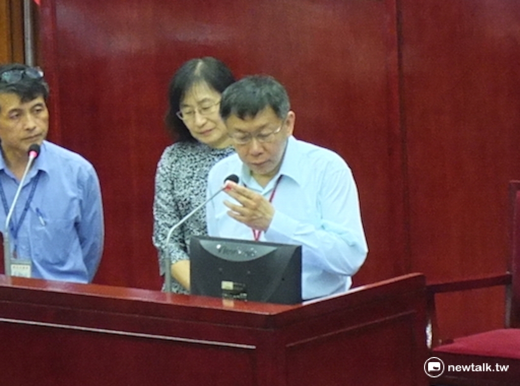 台北市內交通壅塞問題嚴重，台北市長柯文哲（右起）與交通局長鍾慧諭被叮到滿頭包。
 圖：新頭殼資料照片