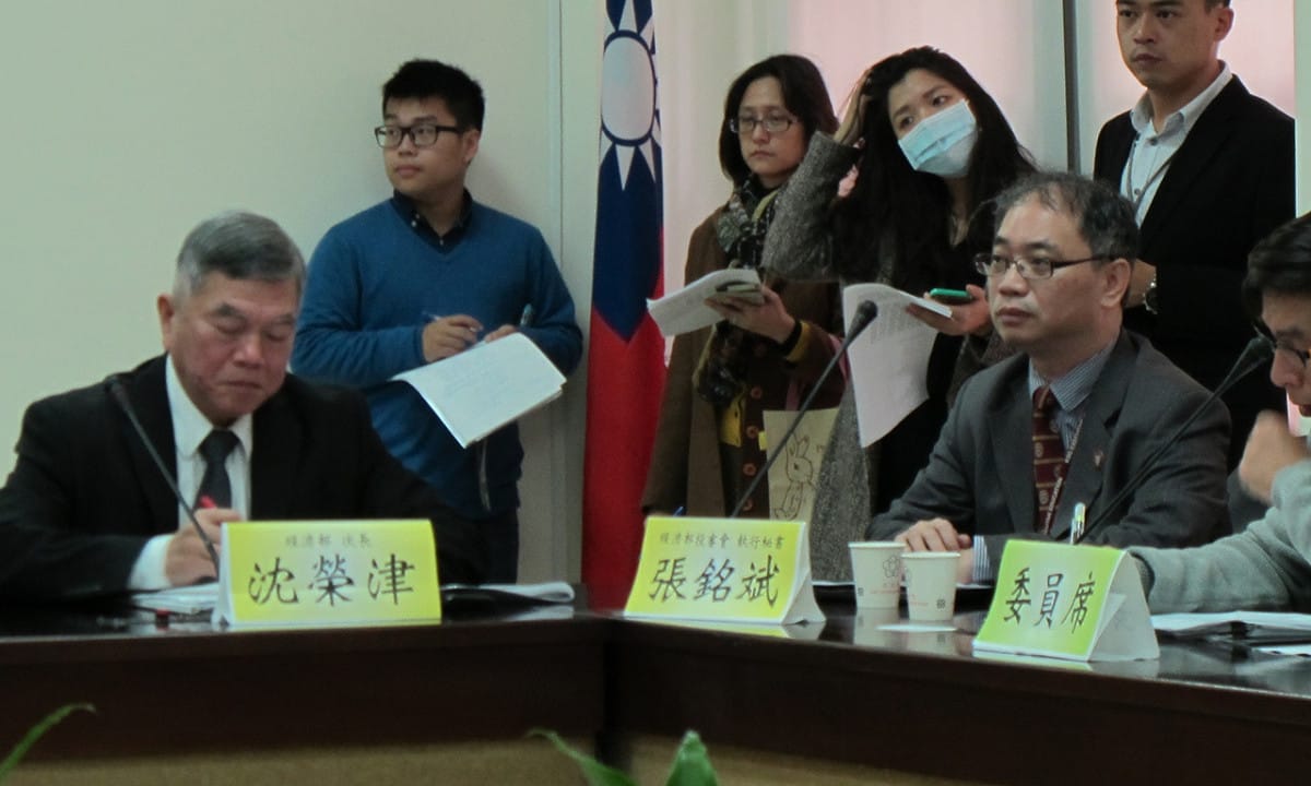 經濟部次長沈榮津、投審會執行秘書張銘斌4日表示，中嘉併購案相關疑慮沒釐清前，不會進入委員會審查。 圖：林朝億/攝