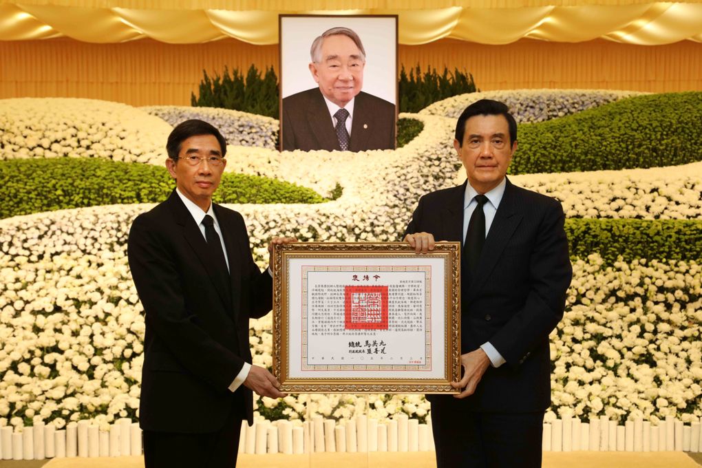 長榮集團總裁張榮發1月20日病逝，為表彰他對台灣經貿發展及慈善公益的貢獻，總統馬英九4日上午11時，親臨張榮發追思會堂頒發總統褒揚令。 圖：長榮集團提供