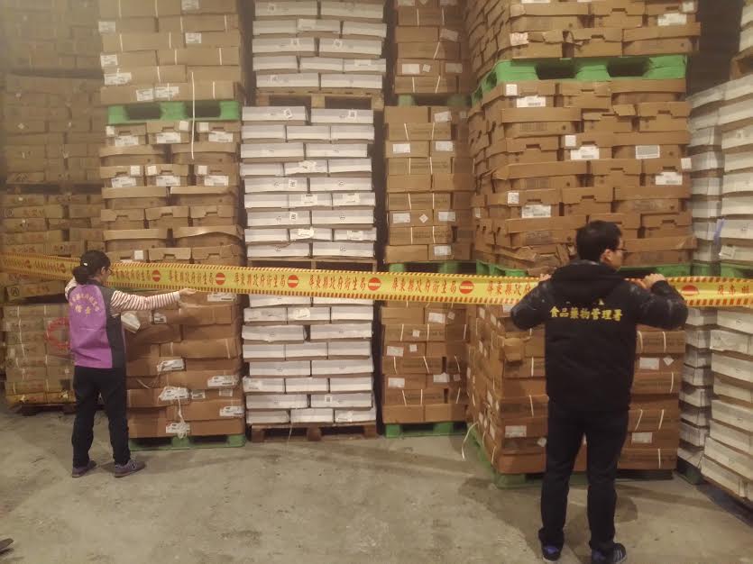 食藥署4日表示，已查獲屏東及高雄有不肖業者販售逾期雞腿、鴨肉。 圖：食藥署提供