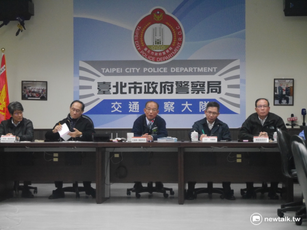 針對北市忠孝橋引道拆除工程，台北市交通局、交通大隊、工務局等單位5日上午召開記者會，就施工期間及施工後的交維計畫進行說明。 圖：劉奕霆/攝