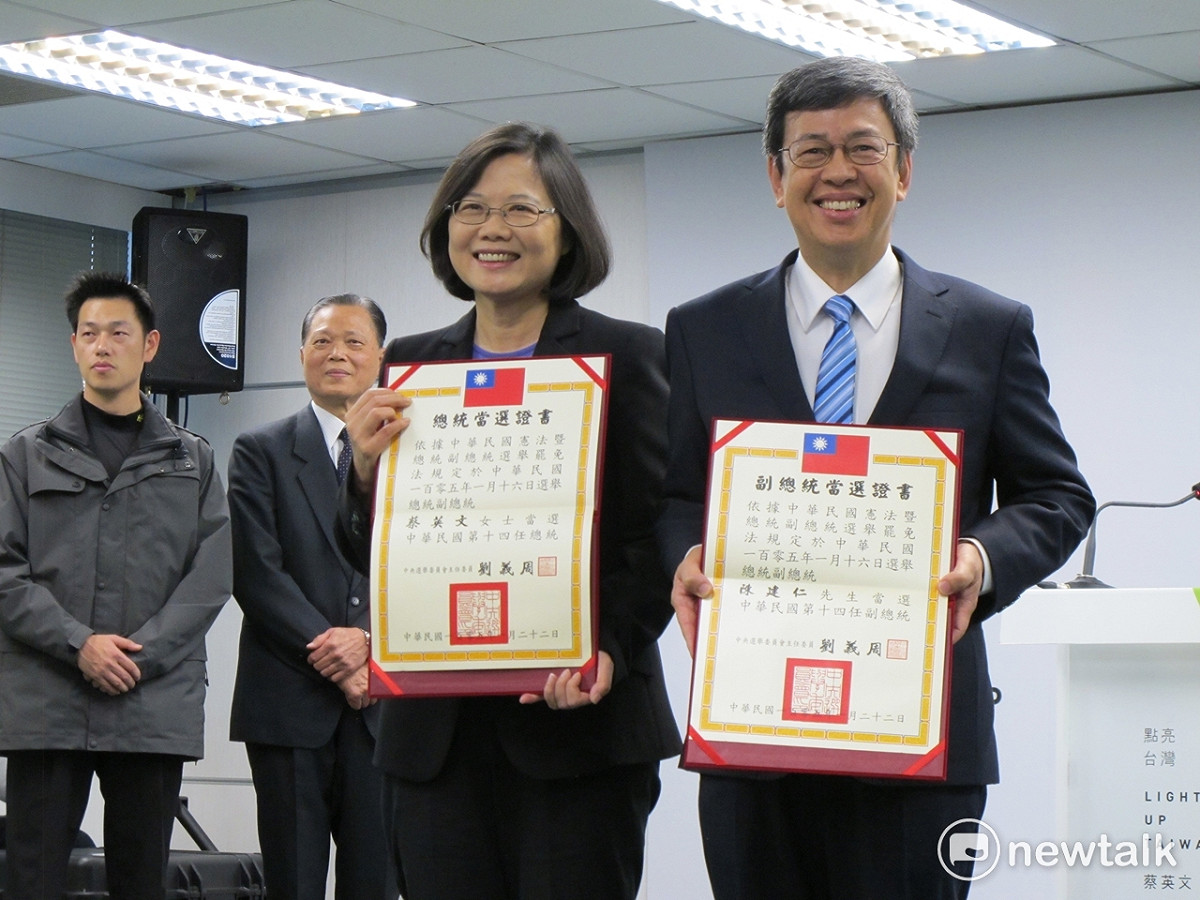 民進黨正副總統當選人蔡英文（右二）、陳建仁（右），2016年1月22日開心地向外界展現正副總統當選證書。 圖：新頭殼資料照片