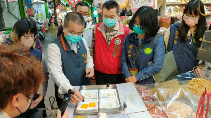 高市府聯合查核三鳳中街年貨。 圖：高雄市政府提供