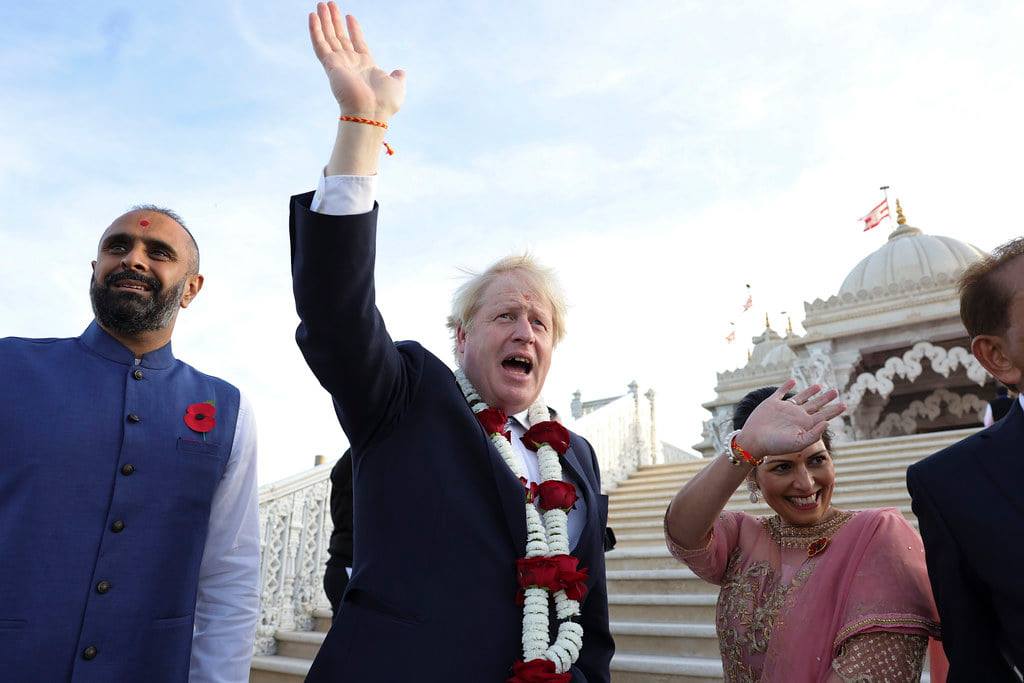 英國首相強生（左二）表示，英國是歐洲最快推出疫苗的國家之一，也將是最快走出Omicron疫情的國家。 圖：翻攝自強生臉書