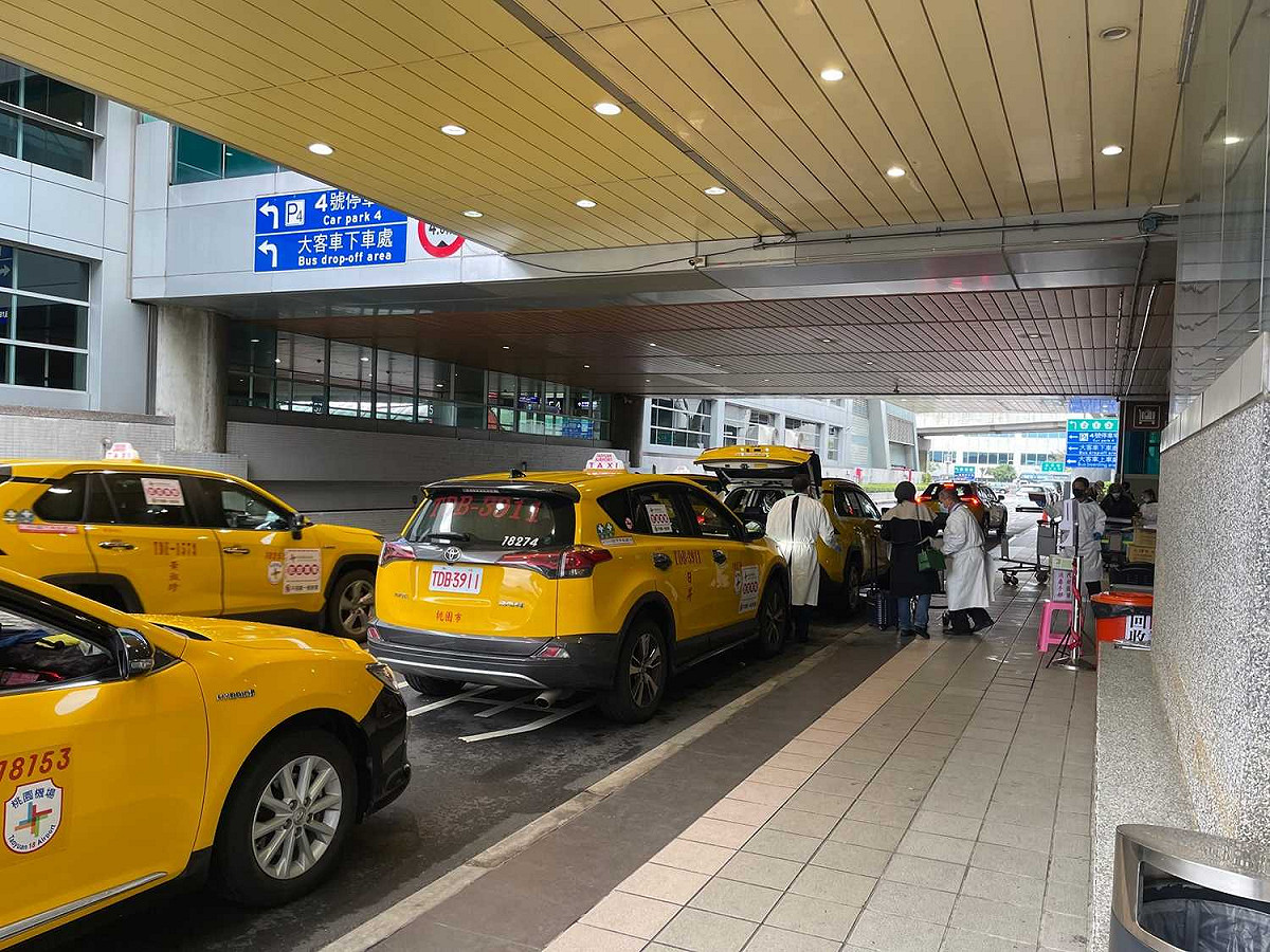 桃園機場前進指揮官王必勝今表示，目前已採檢了733位防疫計程車司機，所幸結果均為陰性。 圖：翻攝自王必勝 個人臉書