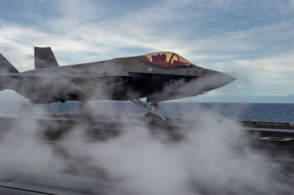 VFA-147攻擊戰鬥機中隊的F-35C自「卡爾文森號(CVN-70)」航母起飛。 圖：翻攝US Navy
