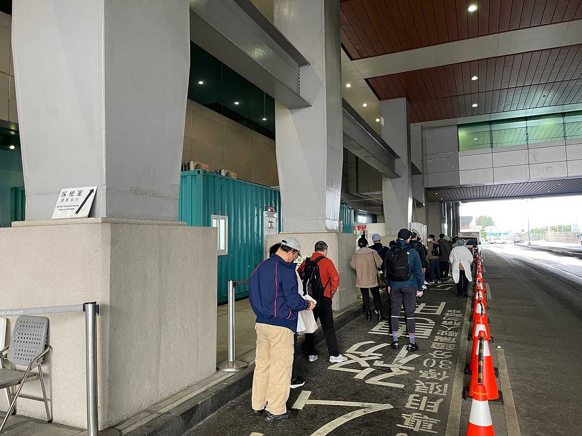 落地採檢確診的輕症旅客，將分流至加強版集中檢疫所（落地採檢示意圖）。 圖：翻攝王必勝臉書（資料照片）