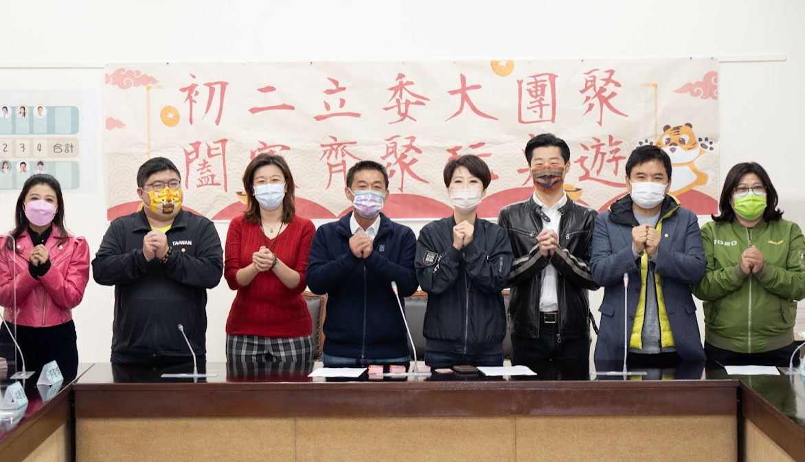 綠委許智傑、林楚茵、莊瑞雄、蔡易餘、王美惠、林靜儀、陳亭妃以及無黨籍立委林昶佐，向大家拜年。 圖：許智傑辦公室提供