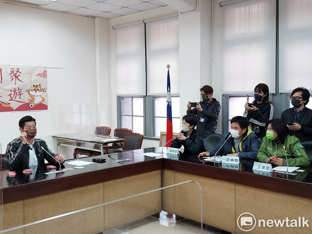 林昶佐出題，陳亭妃、莊瑞雄、王美惠搶答。 圖：陳佩君／攝