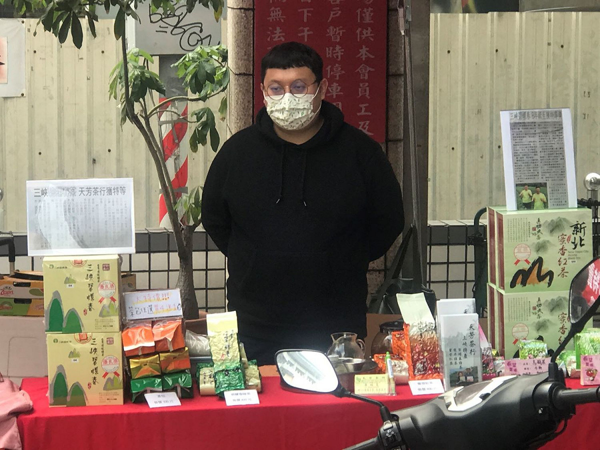 新莊希望市集也販售青農所產的新北好茶，購買自用或是年節送禮都合適。 圖：新北市農業局提供