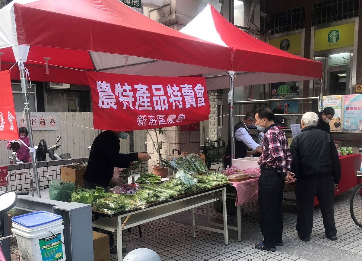 青農希望市集於新莊農會中港分部辦理，現場販售新鮮現採蔬菜。 圖：新北市農業局提供