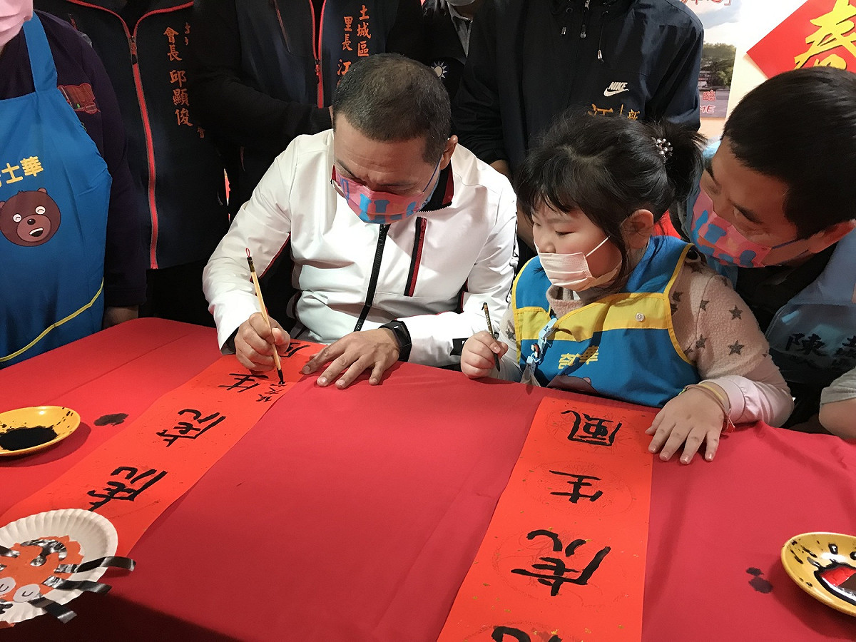 侯友宜也和與會小朋友作畫、寫春聯同樂。 圖：新北市民政局提供