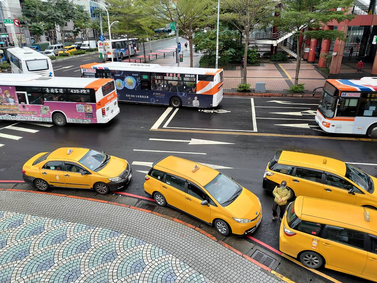 有許多民眾反應微罪不開放民眾檢舉，造成大違停，因此民眾於公共政策網路參與平台提案，「恢復法治！請共同營造不易讓大家違規的交通5E環境！提供合乎科學的臨停空間！保護生命優先」。對此，交通部也做出4點回應。（資料照） 圖：新北市交通局／提供