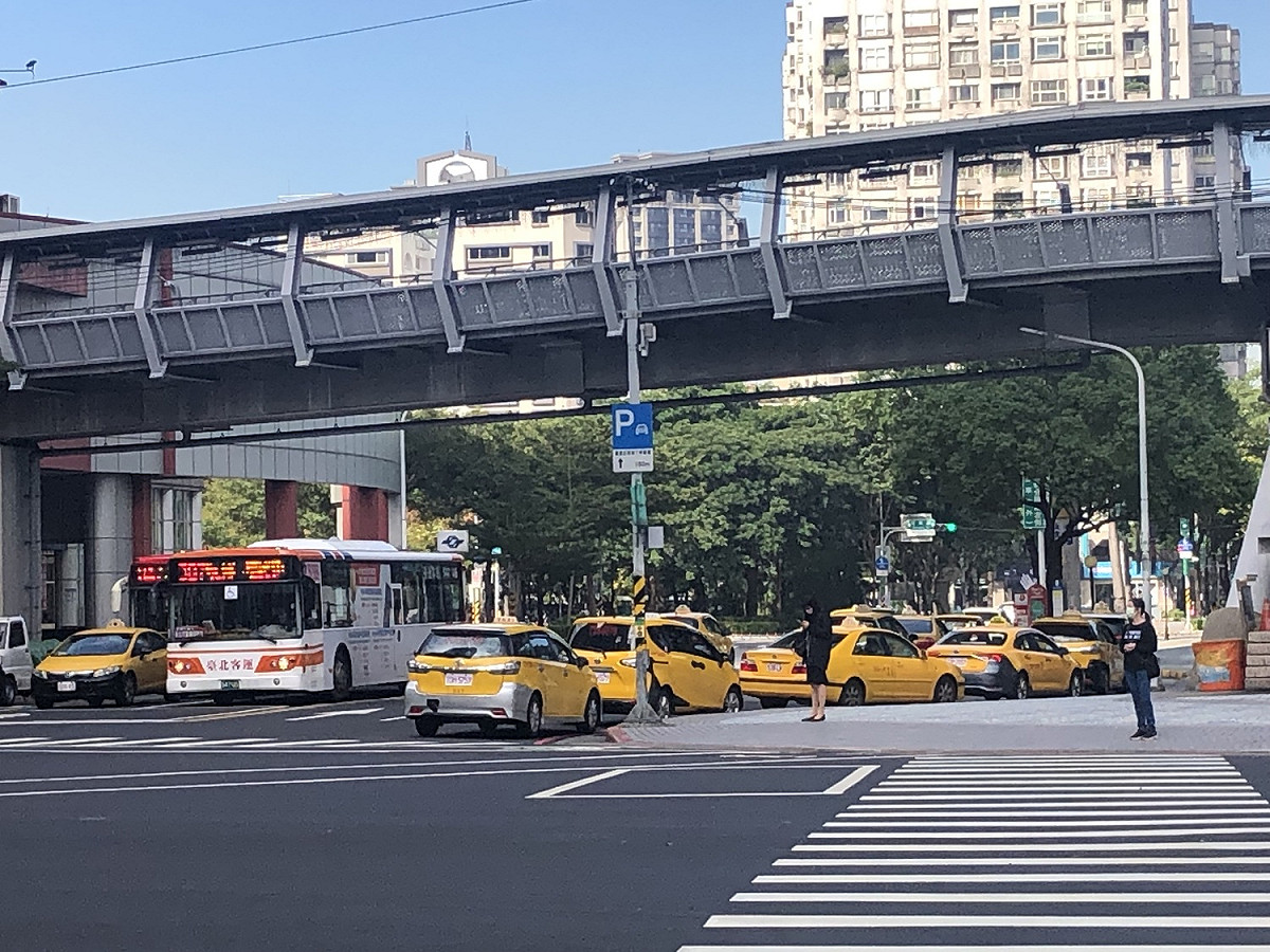 前交通部長王國材也與職業駕駛工會展開座談，達成３點共識，其中一點則為不能僅靠照片檢舉，且影片時間需達三分鐘以上。對此，王國材表示，「沒有這回事」，確實需上傳影片，但時間仍需討論，記點制也暫緩實行。(資料照) 圖：新北市交通局提供