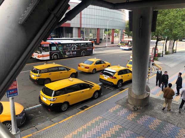 併排停車嚴重妨礙行車安全和秩序。 圖：新北市交通局提供