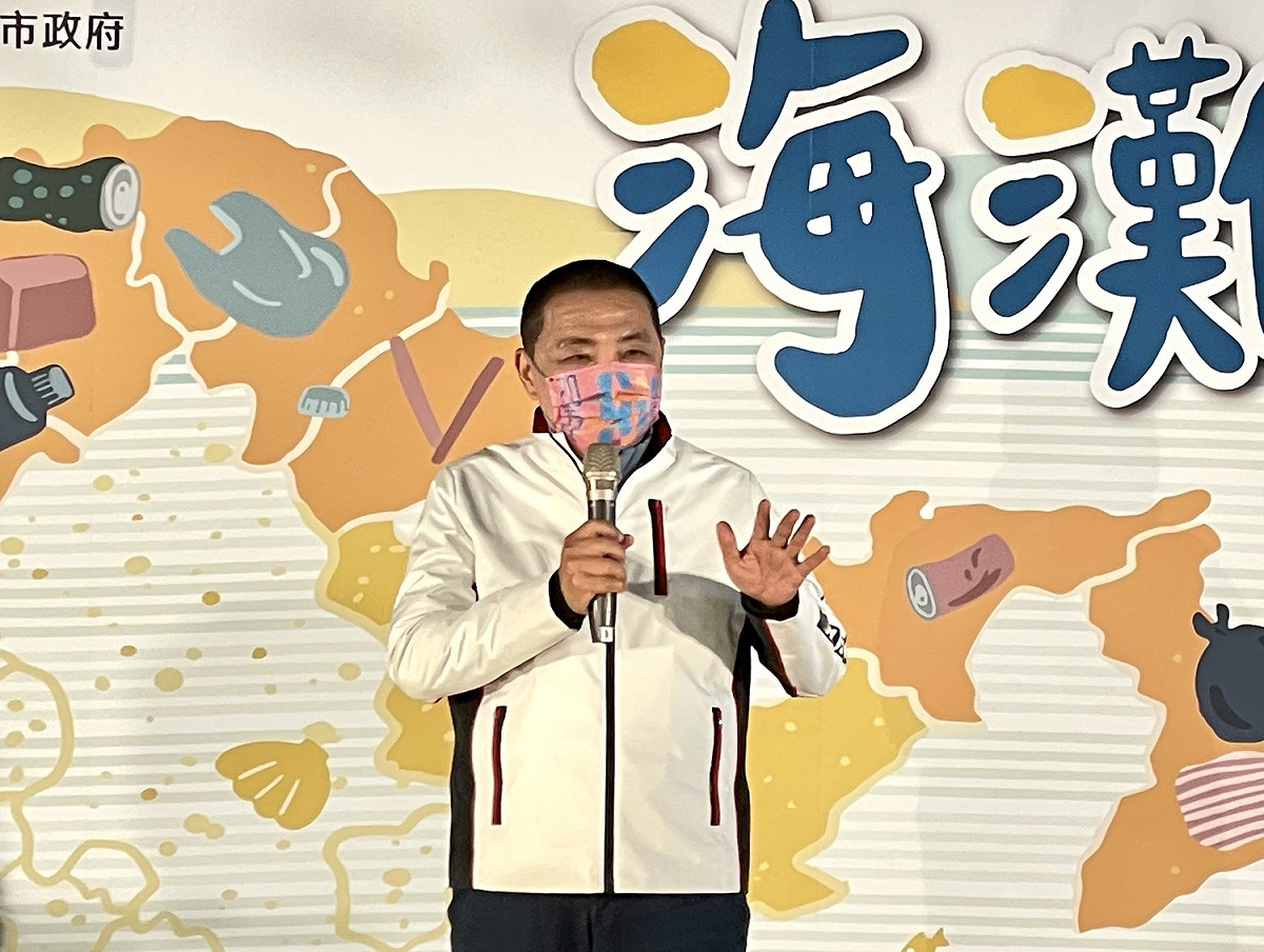 侯友宜表示，今日特別舉辦「新北揪企業 海灘新淨界」記者會，號召了5間不同類型的大型企業共襄盛舉，希望藉此拋磚引玉，歡迎更多企業主動加入。 圖：新北市環保局 / 提供