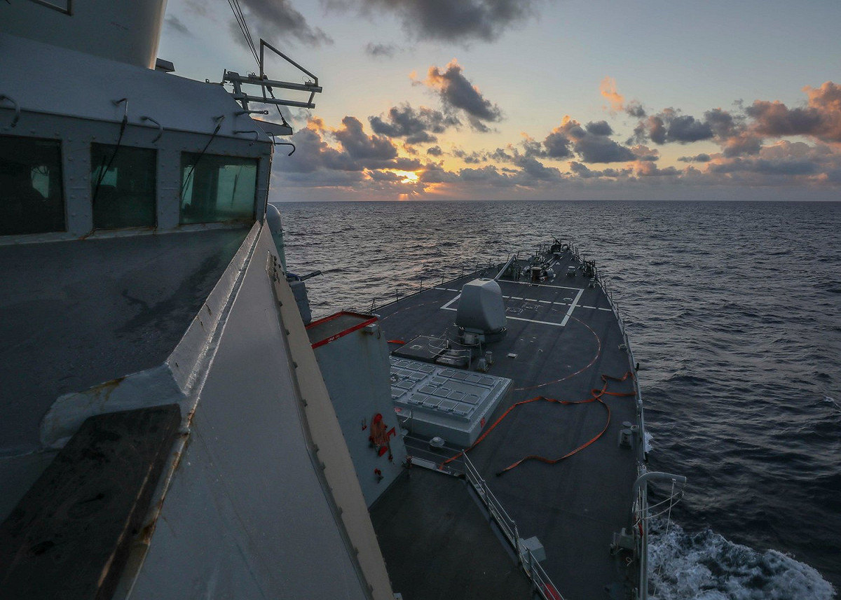 美軍勃克級飛彈驅逐艦「班福特號(DDG-65)」在南海執行航行自由行動。 圖：取自7th Fleet推特