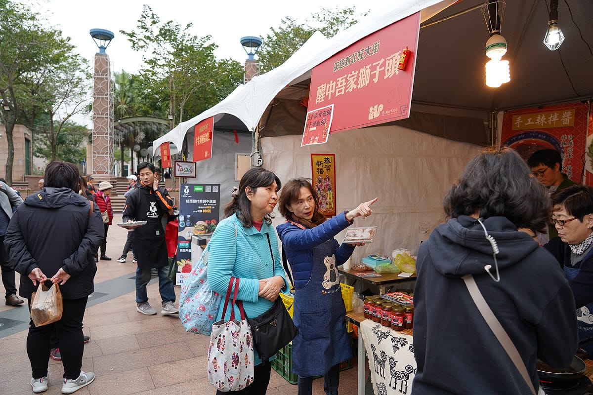 年貨大街的所有市集攤位皆可使用行動支付，消費滿100元就可獲得1點，集滿5點可參加數位支付加碼好禮抽獎(圖為109年活動照片)。 圖：新北市經發局提供