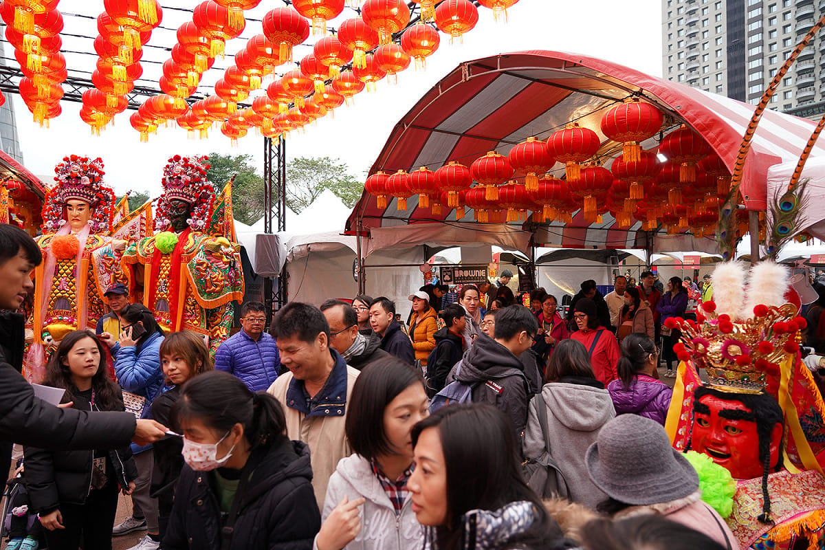 明(21)日起連續三天，新北年貨大街在新北市民廣場熱鬧登場，並規劃4大年貨主題(圖為109年活動照片)。 圖：新北市經發局提供