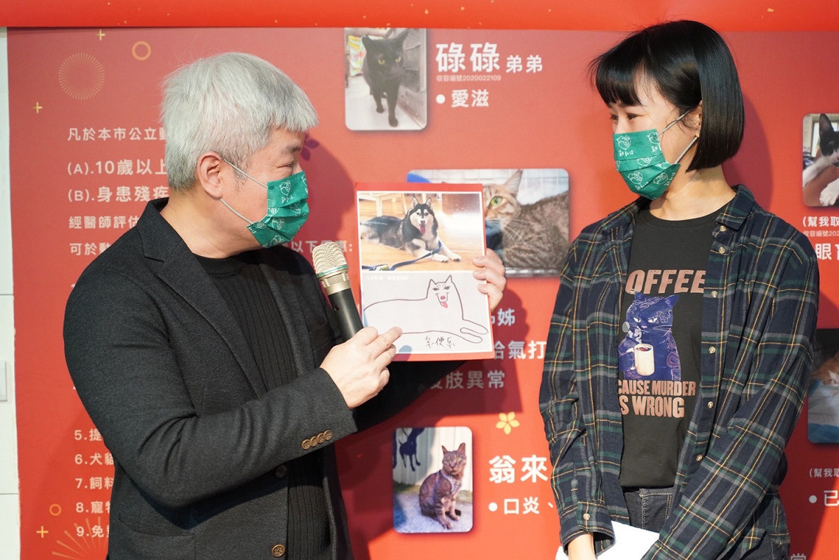 台灣動物保護行政監督聯盟秘書長何宗勳及插畫名家「人生好難，隨便畫就好」。 圖：新北市動保處提供