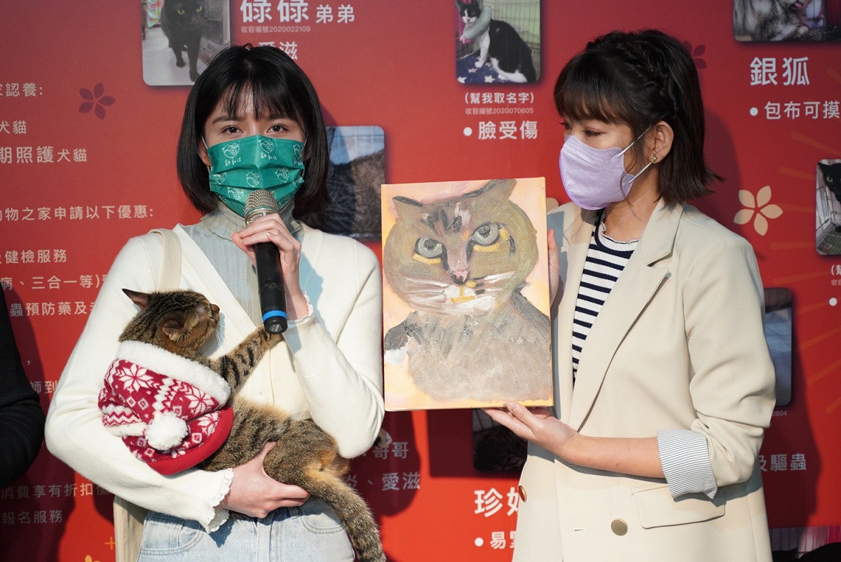 市府副發言人戴湘儀、知名藝人米可白。 圖：新北市動保處提供