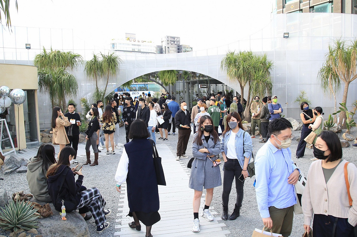全場景觀以大型沙漠植物及觀葉植物群貫穿-使場域布滿綠色植栽及藝術裝置。 圖：台中市政府提供