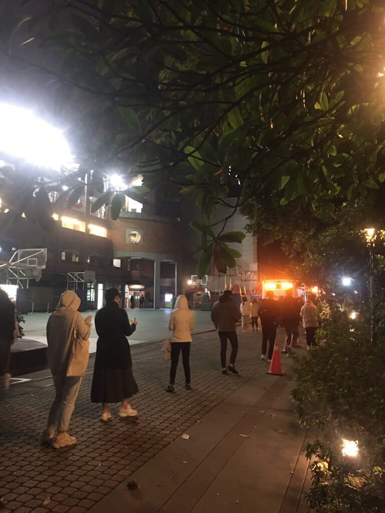 東吳大學20日接獲有一位校外人士確診，緊急匡列5千多名師生進行採檢。 圖：台北市政府提供