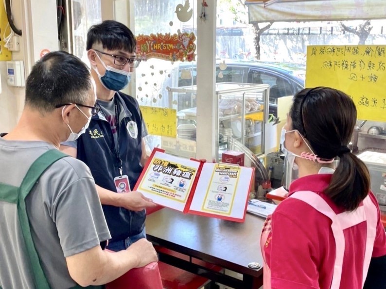 內政部移民署宣導店家共同防堵非洲豬瘟。 圖：內政部提供
