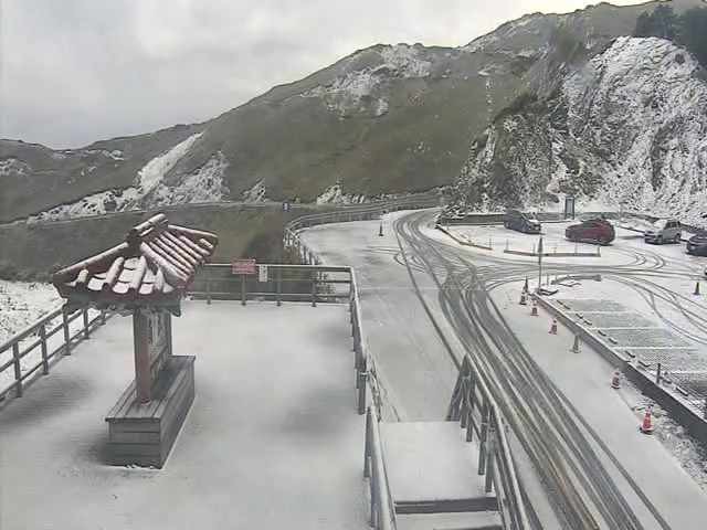 合歡山今日上午突然降冰霰夾雪，台14甲線合歡山路段10時起加掛雪鍊通行。 圖：交通部公路總局／提供