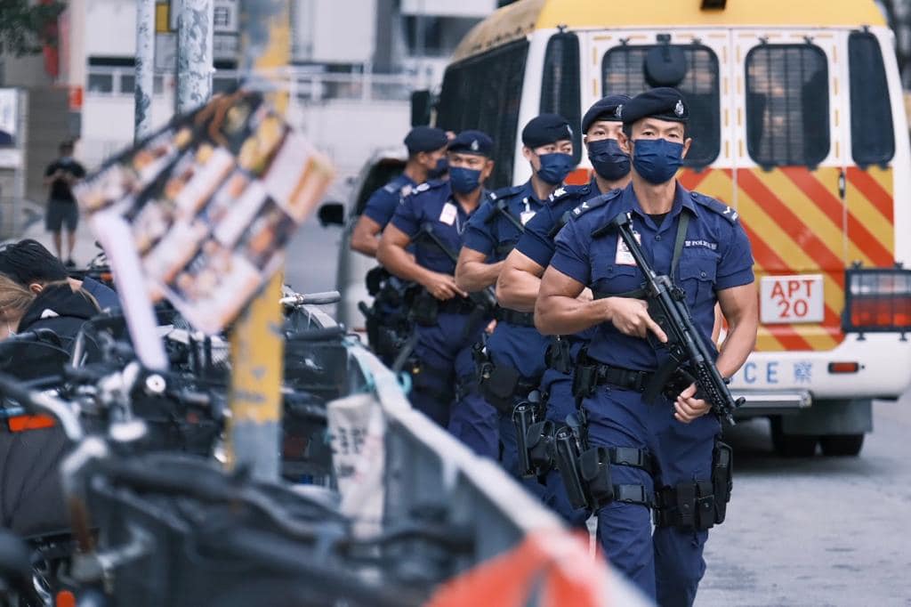 中國政府不時在香港動用優勢警力強力鎮壓民主派人士，嚴格限制言論自由、結社自由與新聞自由。 圖：翻攝自香港警察臉書