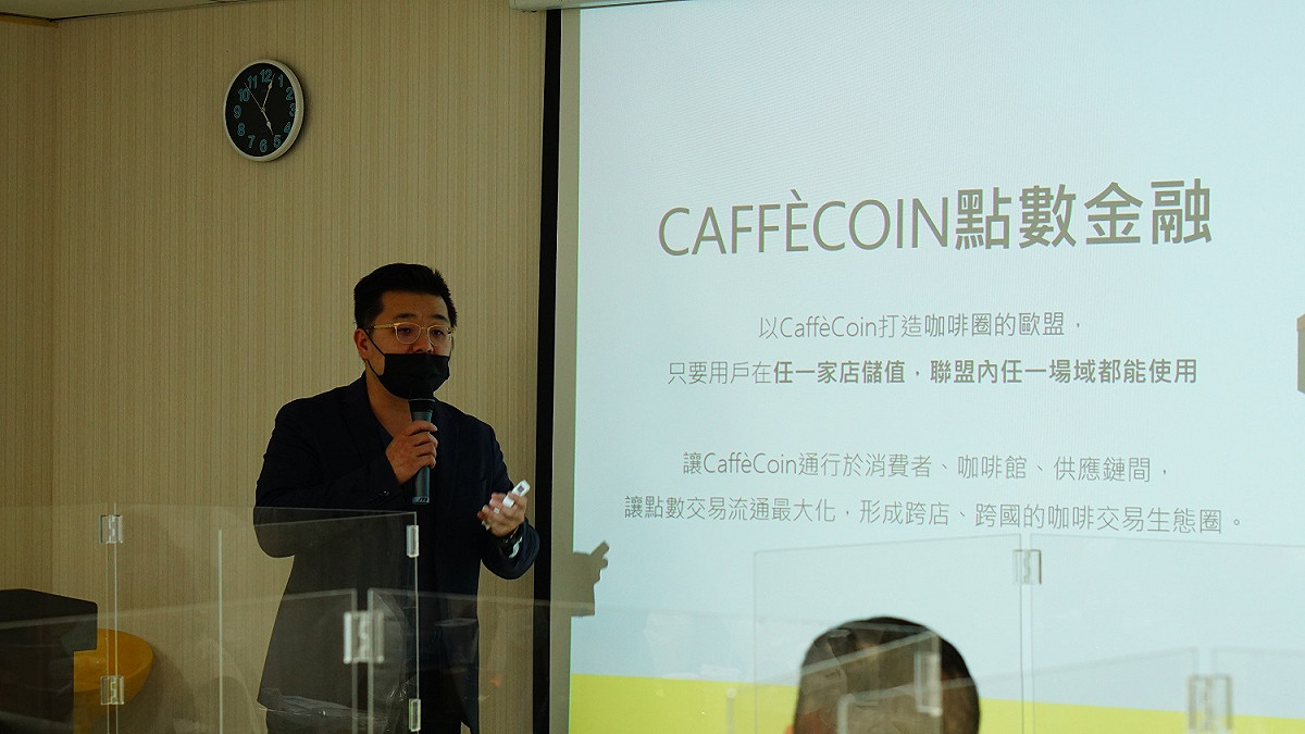 《CAFFÈCOIN》共同創辦人陳顥仁向評審說明產品優勢。 圖：創夢市集／提供