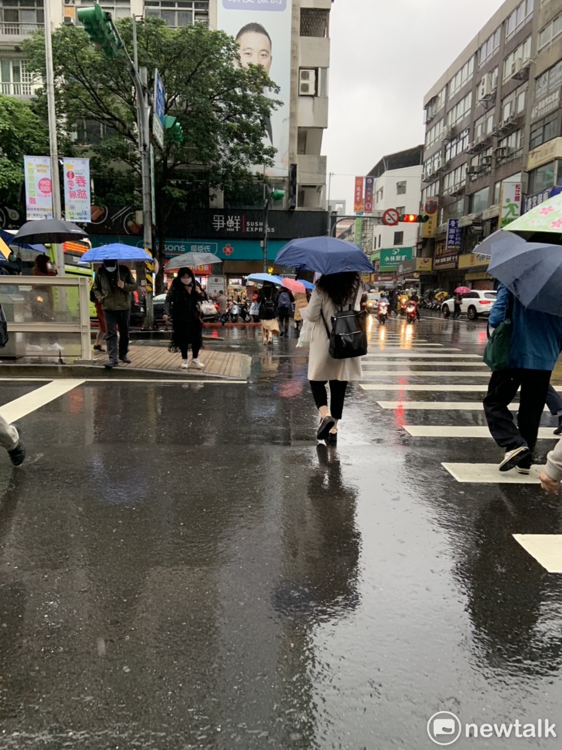 受到東北季風影響，中央氣象局對5縣市發布豪雨、大雨特報（資料照）。 圖：張家寧／攝