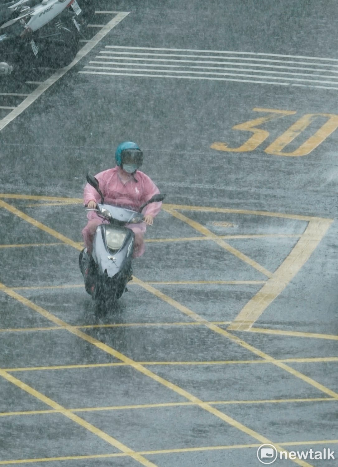 東北季風影響，北台灣氣溫下降至16.8度，未來兩天降雨增！21日萬宜颱風北移後天氣可望好轉。（圖為下雨示意）。 圖：張良一／攝（資料照）