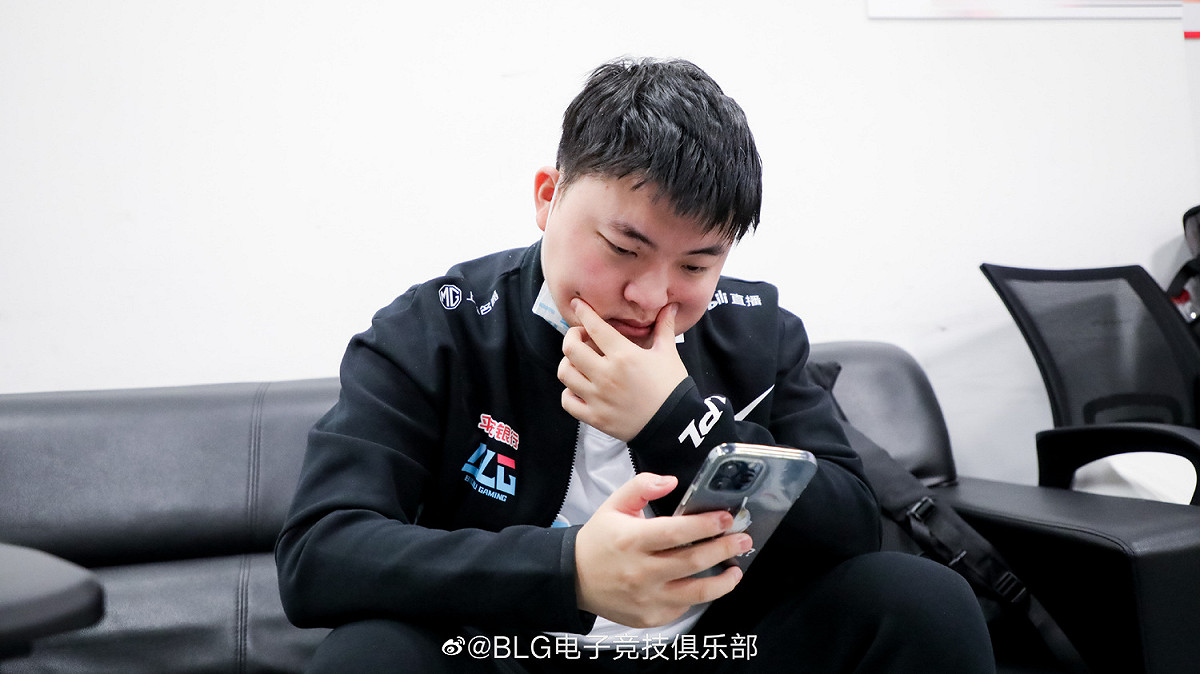 Uzi狂粉誤認FPX選手為攻擊自家選手的玩家。 圖：翻攝自BLG微博