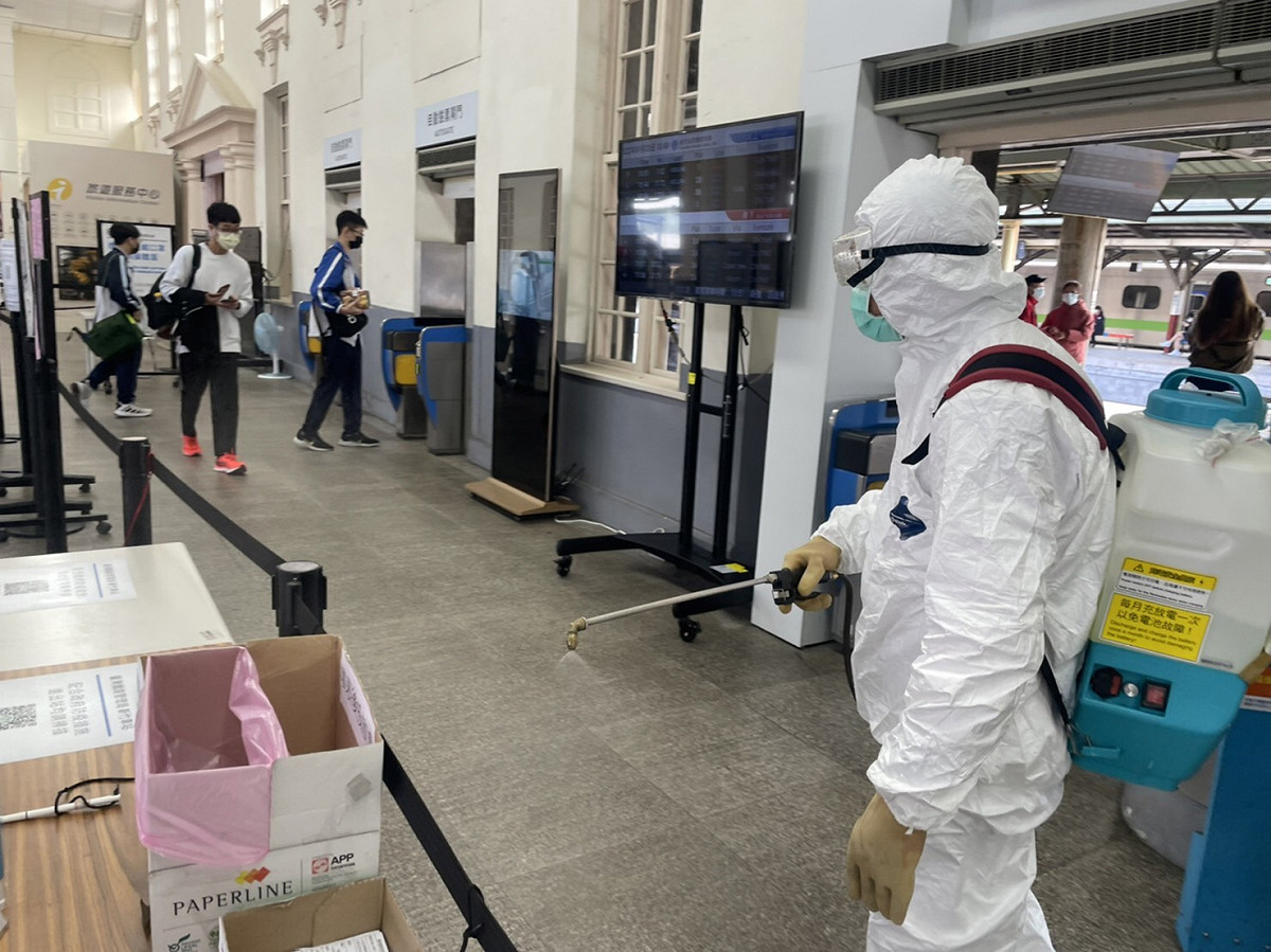 因應本土疫情，台鐵各車站及列車的清消，比照三級警戒期間辦理。 圖：交通部台鐵局／提供