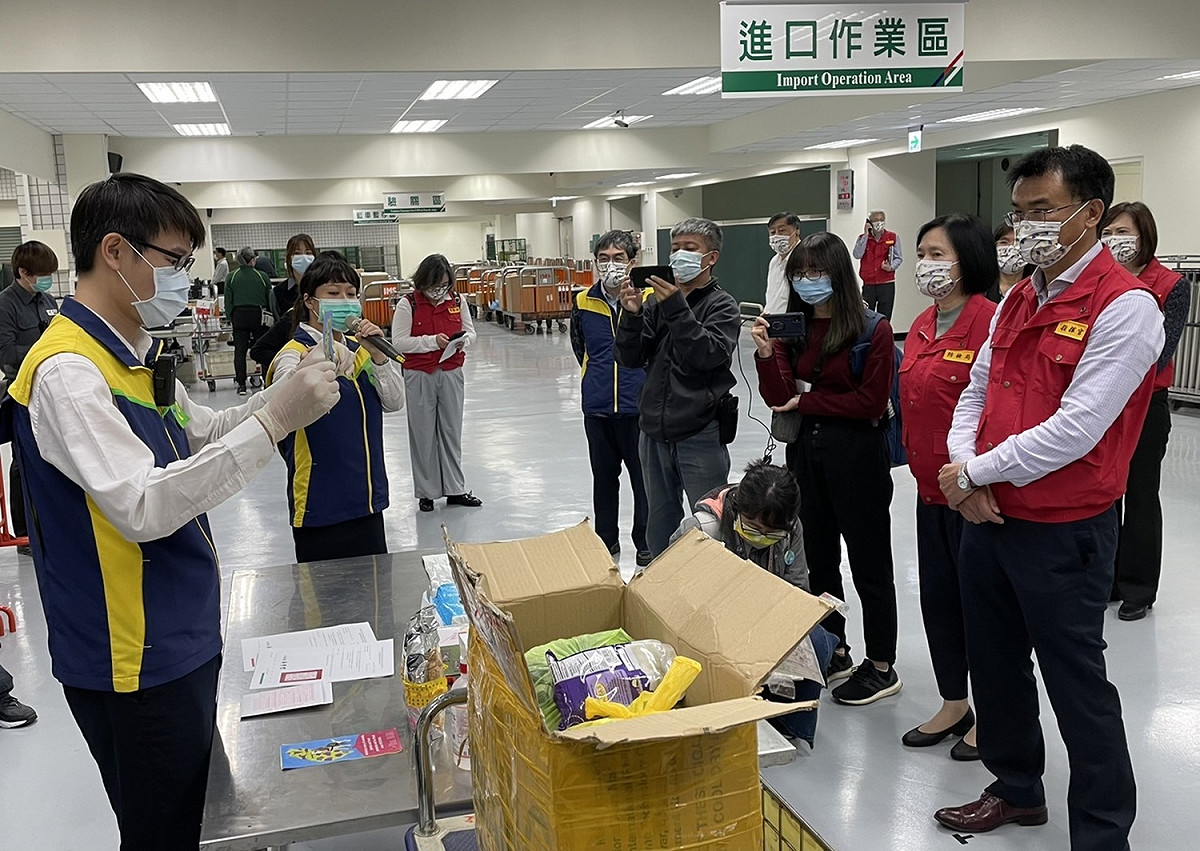 泰國郵包4度檢出含非洲豬瘟病毒的豬肉香腸，中央災害應變中心指揮官陳吉仲前往高雄視察邊境管控措施。 圖：非洲豬瘟中央災害應變中心／提供