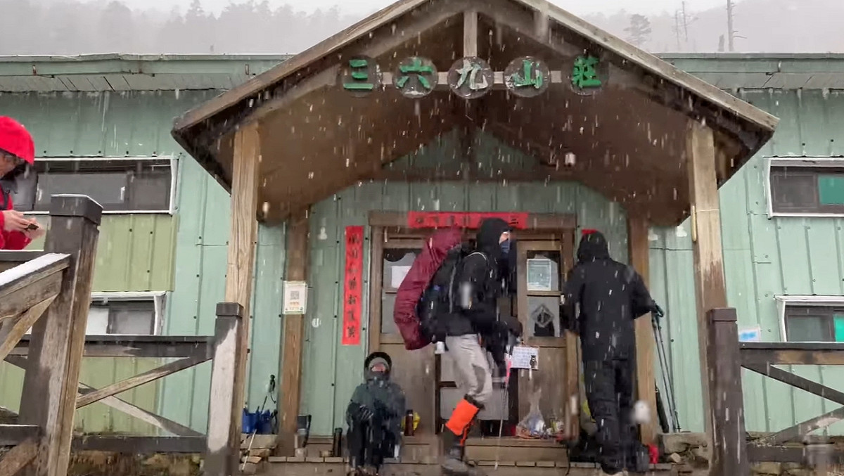 雪霸三六九山莊今日再度降雪。 圖：保育志工吳峻德／提供
