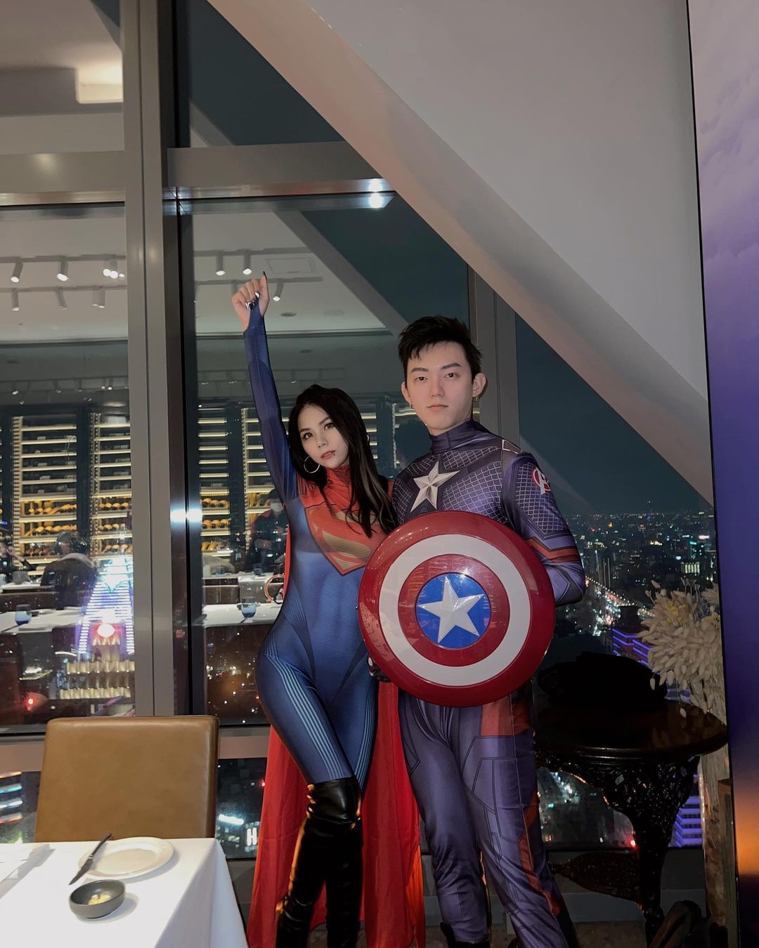 蕾菈cosplay成「超人」，其男友「湯宇」則是扮演「美國隊長」。 圖：翻攝自蕾菈IG(@la.112814)