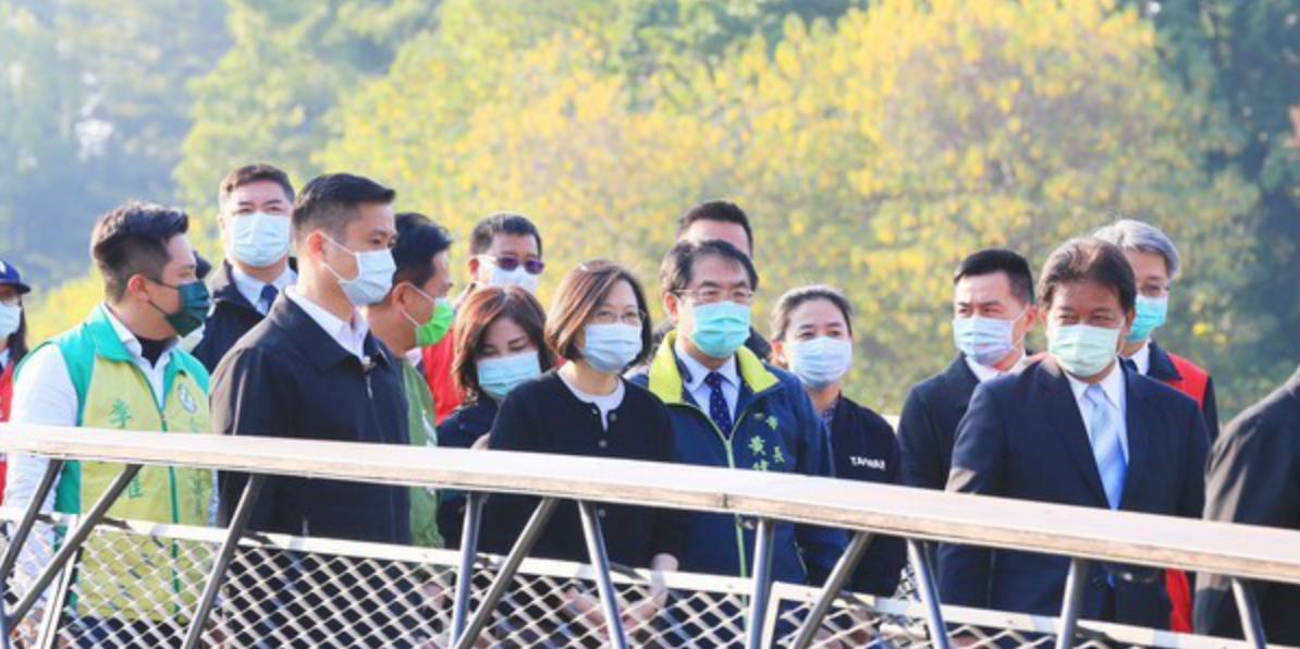 總統蔡英文與台南市長黃偉哲視察竹溪整治工程 圖/台南市政府提供