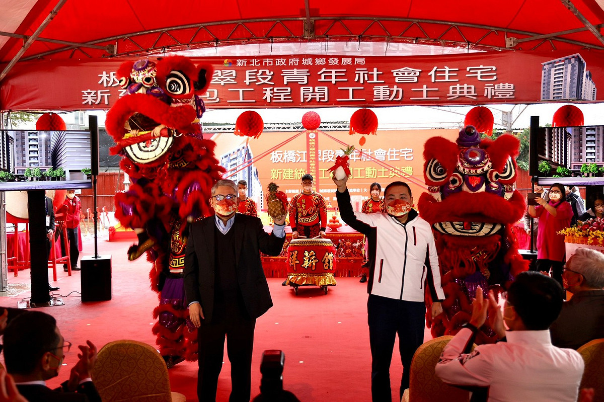 新北市長侯友宜與內政部次長花敬群接受祥獅獻好彩頭、旺旺來。 圖：新北市城鄉局提供