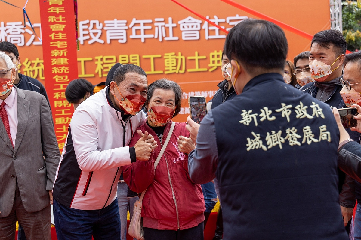 在地居民紛紛要求與新北市長侯友宜合影留念。 圖：新北市城鄉局提供