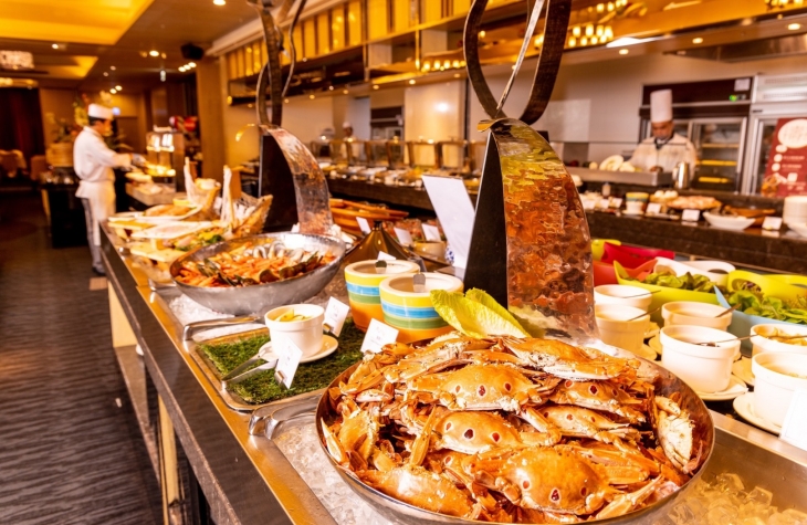 福容大飯店淡水漁人碼頭店餐廳，採用在地食材，減少運輸成本，讓遊客食得新鮮。 圖：新北市環保局提供