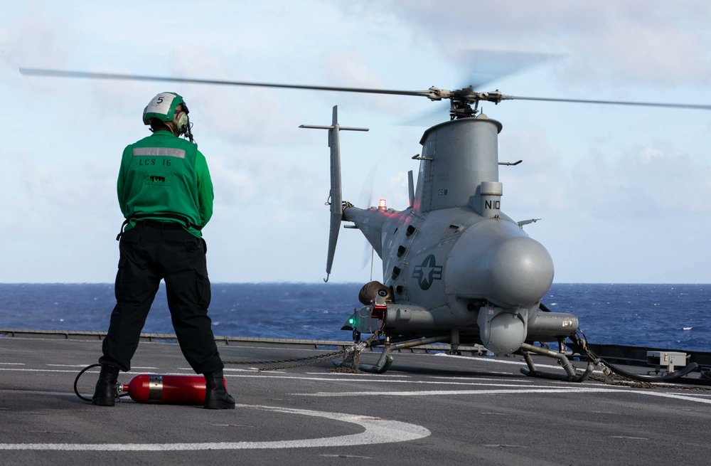 美軍曝光「獨立級」濱海戰鬥艦「杜爾沙號(LCS-16)」操作MQ-8「火力偵察兵」無人直升機照片。 圖：翻攝U.S. Indo-Pacific Command推特