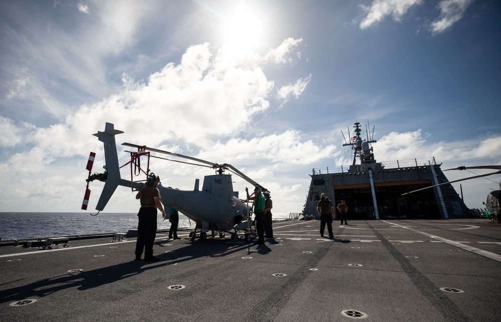 美軍曝光「獨立級」濱海戰鬥艦「杜爾沙號(LCS-16)」操作MQ-8「火力偵察兵」無人直升機照片。 圖：翻攝U.S. Indo-Pacific Command推特