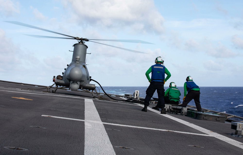 美軍曝光「獨立級」濱海戰鬥艦「杜爾沙號(LCS-16)」操作MQ-8「火力偵察兵」無人直升機照片。 圖：翻攝U.S. Indo-Pacific Command推特