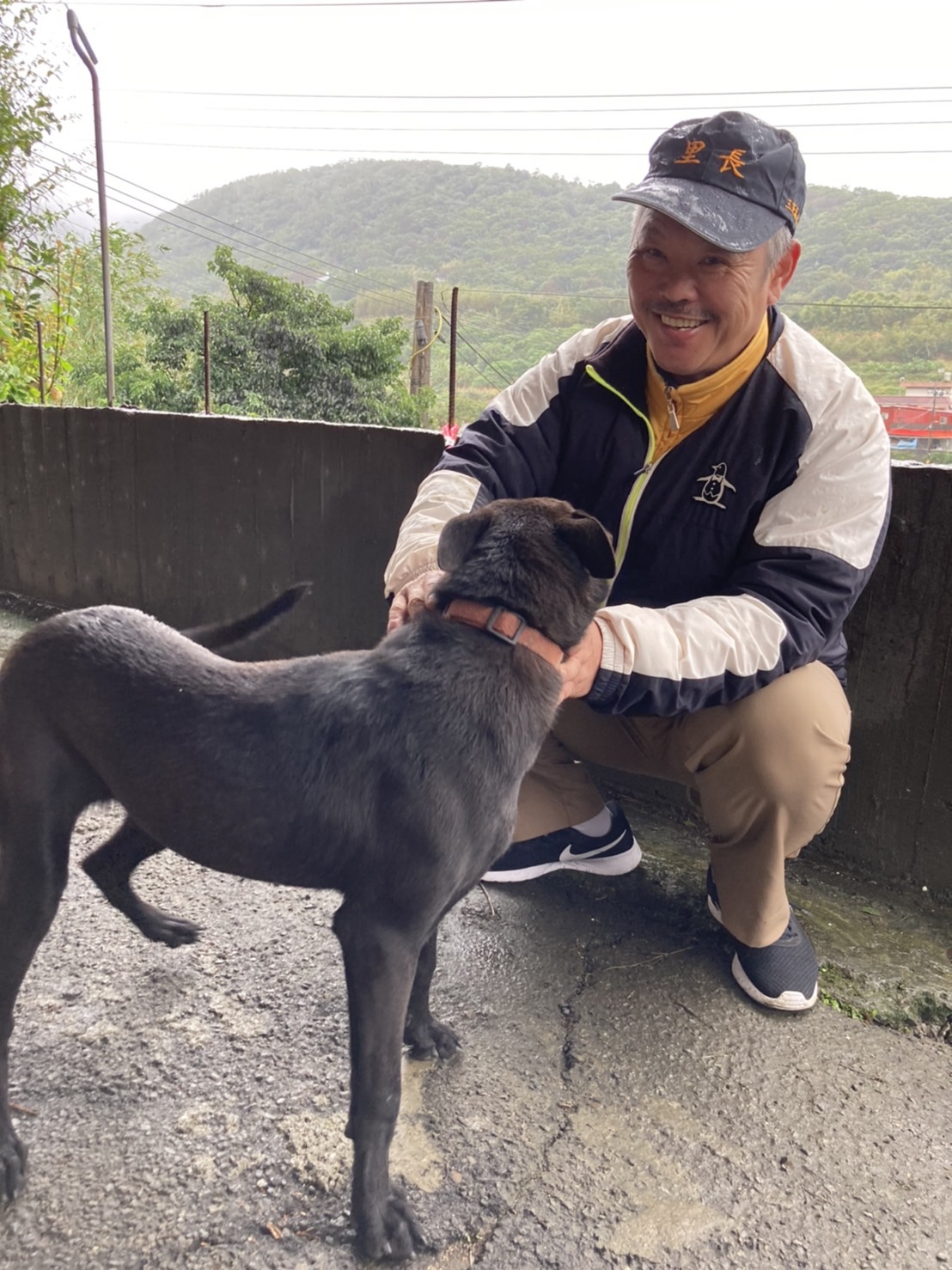 楊振蜂與他在三芝動物之家認養的饅頭。 圖：新北市動保處提供