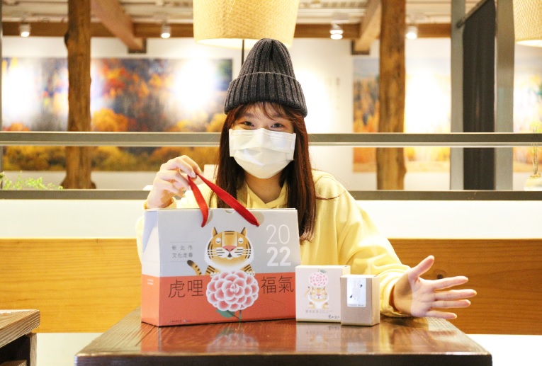 數量有限的虎年限定文創品-虎哩福氣新春福箱自1月23日起開賣，歡迎民眾至新北市五館一園選購開箱。 圖：新北市文化局提供
