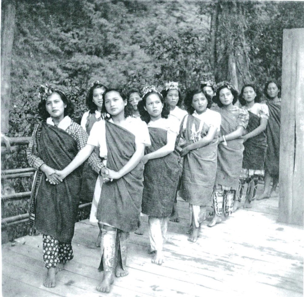 特展展出許多民國50年代風靡全國的烏來原住民族樂舞觀光-山地文化村照片。 圖：新北市原民局提供