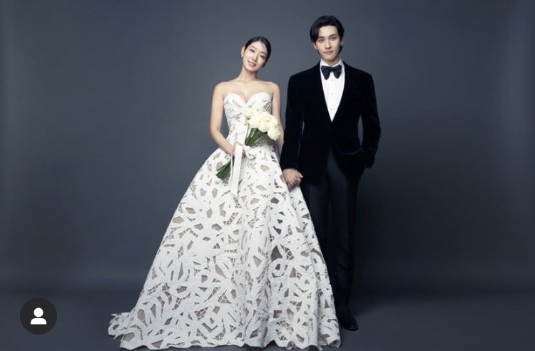 經紀公司在官方IG曝光朴信惠與崔泰俊的婚紗照。 圖：翻攝自IG/salt_ent