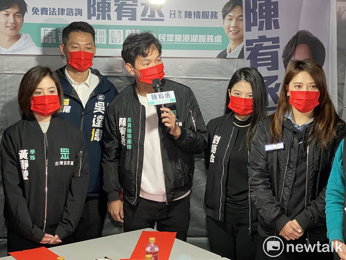 民眾黨台北市士林北投區議員參選人黃瀞瑩（左起）、新北市板橋區議員參選人吳達偉、台北市內湖南港區議員參選人陳宥丞、民眾黨中央黨部組織發展部副主任劉語合、台北市士林北投區議員參選人陳思宇。 圖：周煊惠 / 攝
